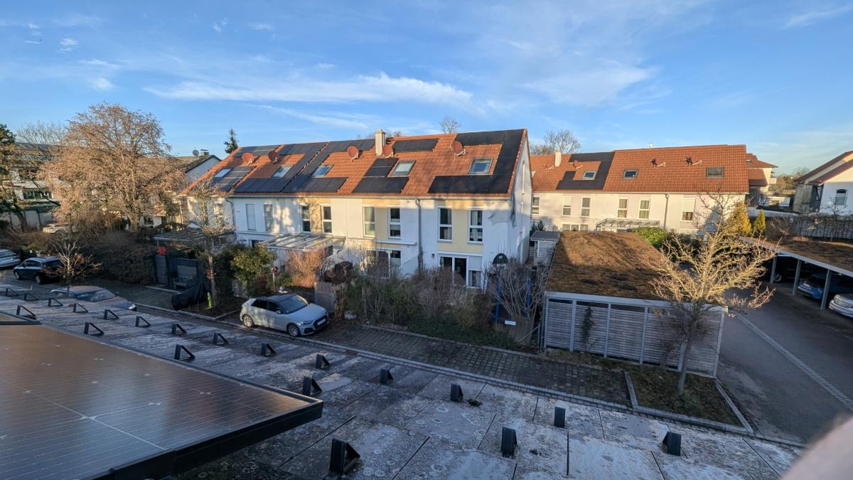 Wohnhaussiedlung mit PV-Anlage auf den Dächern.