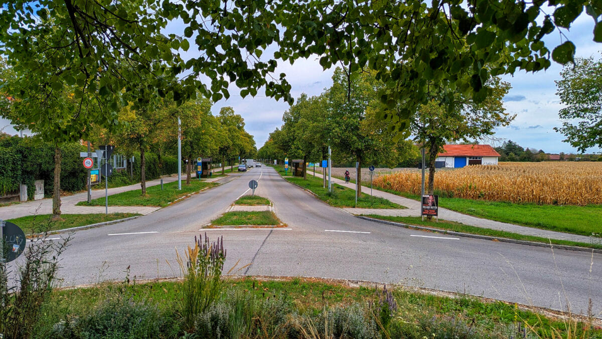 Blick auf die Münchner Straße in Richtung Ortsmitte von Verkehrskreisel bei der Olympiastraße.